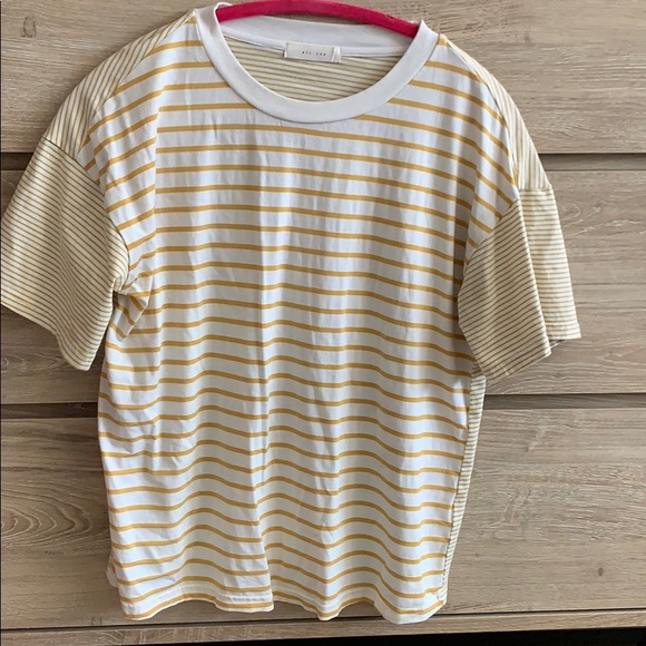 yellow and white crop top - Picture 4 of 4